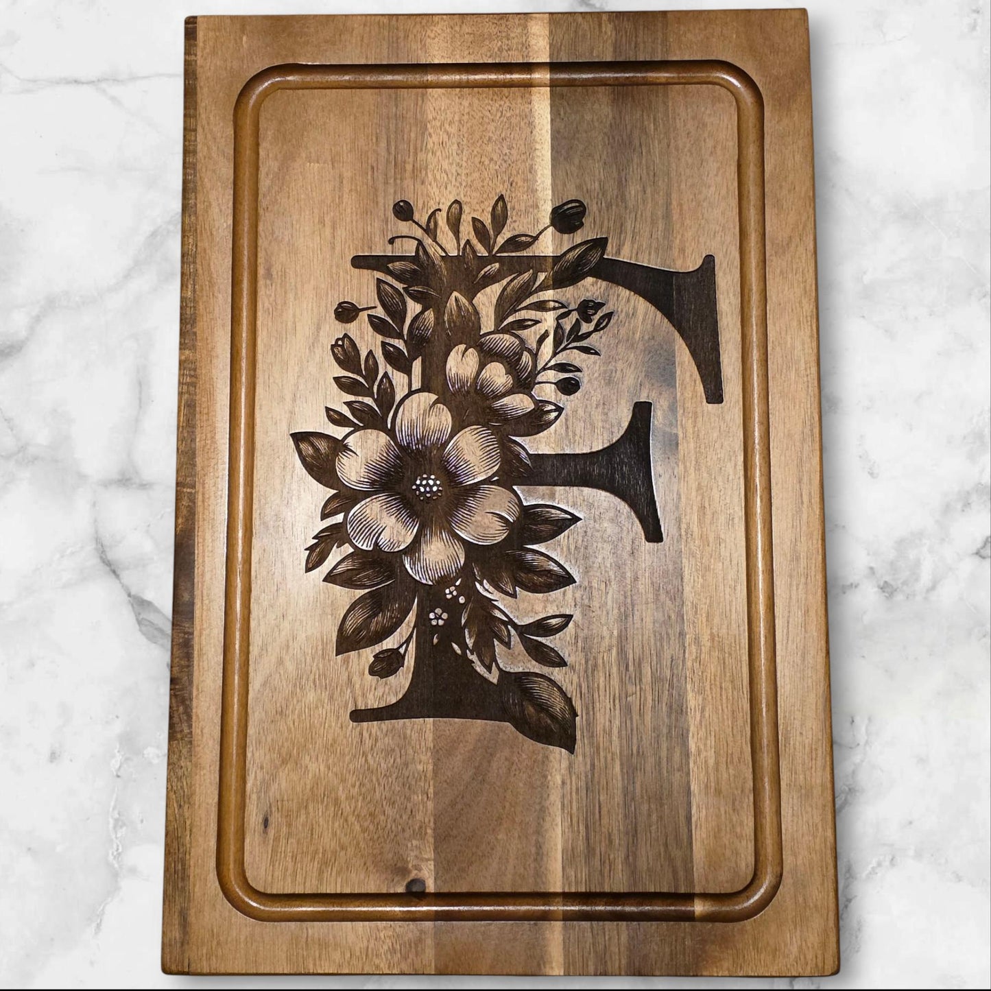 Personalized Cutting Board in Acacia Wood, Built in handles, Perfect for an avid chef or occasional cook