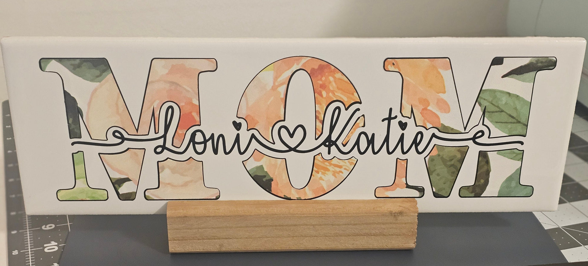 Personalised Mom Sign with Stand, Customizable Tiles with kids names, Gift- Birthday christmas Mother's day -Accent Piece - keepsake - Decor